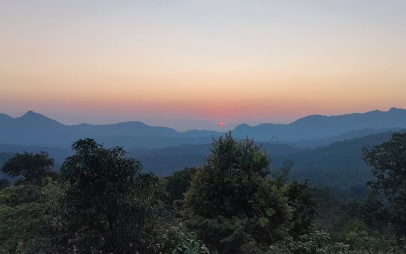 Magical sunset view over the dense Satpura forests in Pachmarhi – a hidden nocturnal destination in India known for moonlight treks and jungle trails. 