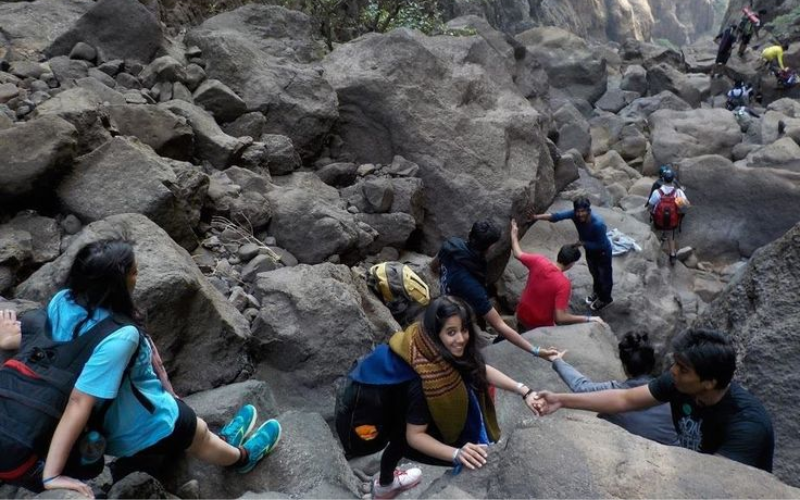 trekking in Sandhan Valley with group descending rocks – Hidden Nocturnal Destinations in India