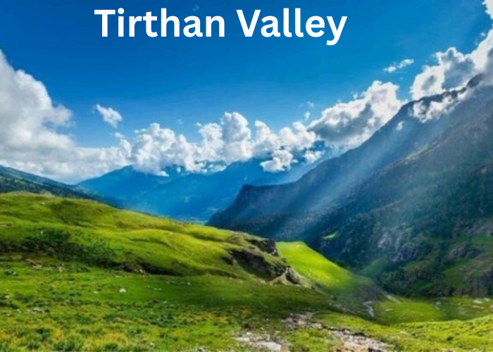 Lush green landscape of Tirthan Valley, Himachal Pradesh – a serene nature escape in India surrounded by forests and mountains
