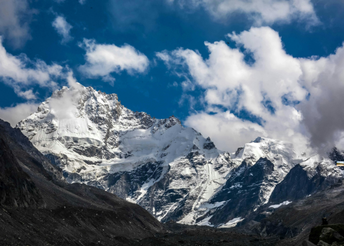 “Snow-capped mountains and pine forests in Manali, Himachal Pradesh – top hill state to visit in May”