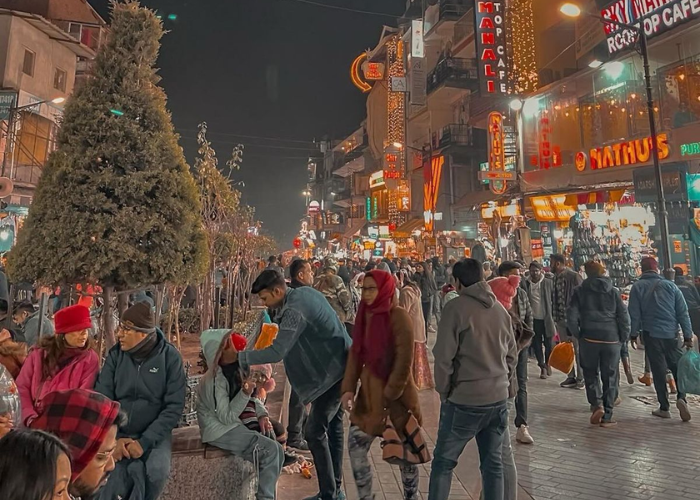 Manali New Year crowd, snowfall and winter celebration atmosphere