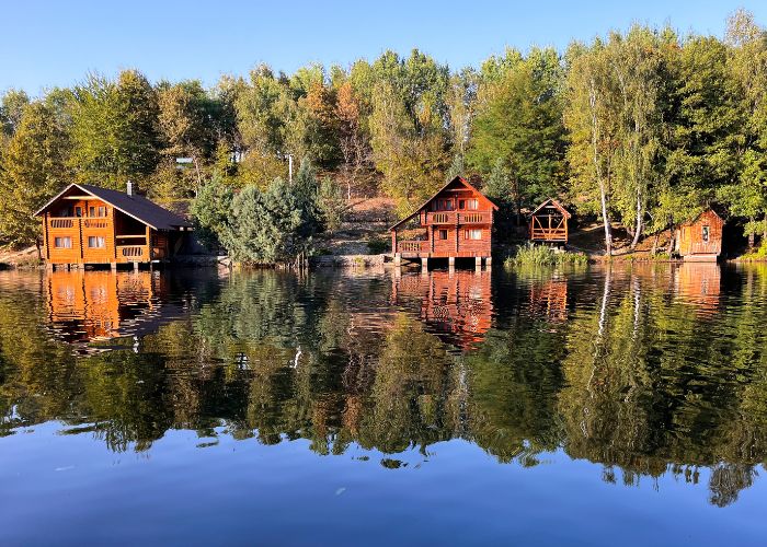 budget homestay in Tirthan Valley riverside stay Himachal Pradesh